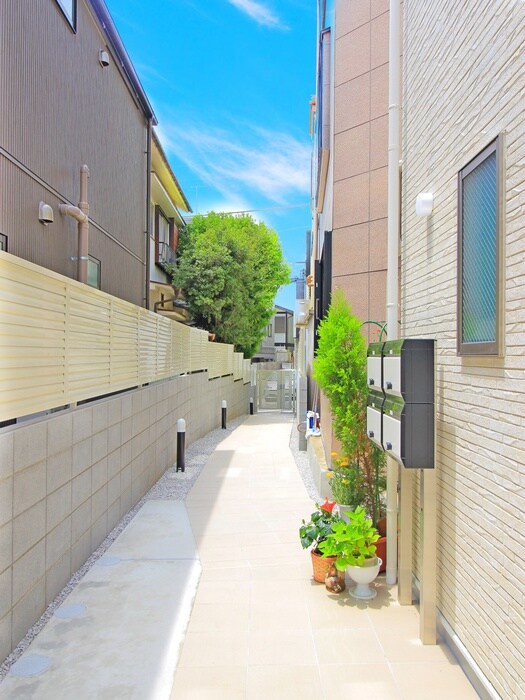 物件外観写真6　(エントランス部分)