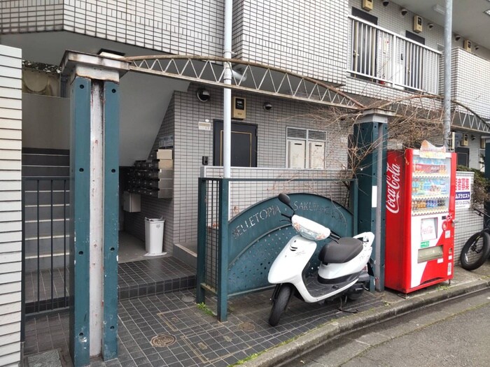 物件外観写真2　(エントランス部分)