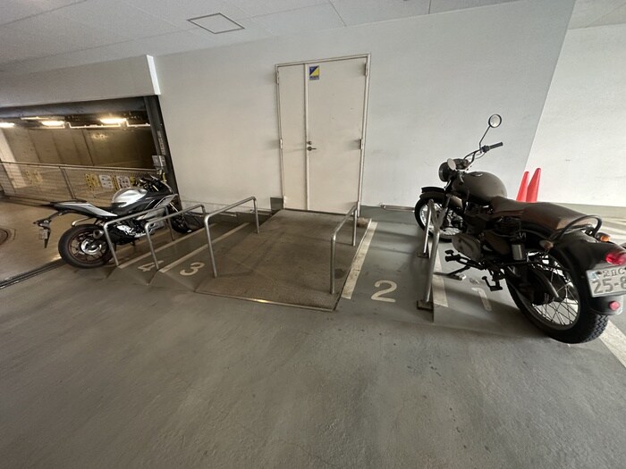 物件外観写真4　(バイク置き場)