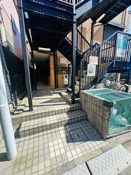 物件外観写真2　(エントランス部分)