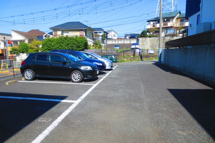 物件外観写真2　(駐車場)
