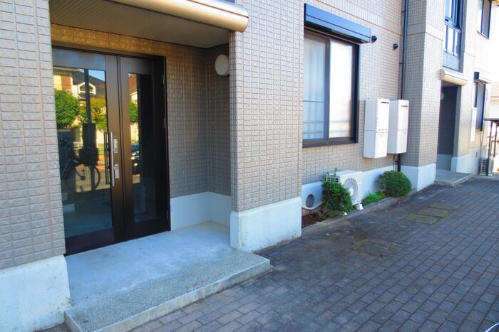 物件外観写真4　(エントランス部分)