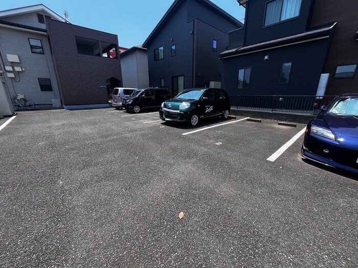 物件外観写真3　(駐車場)