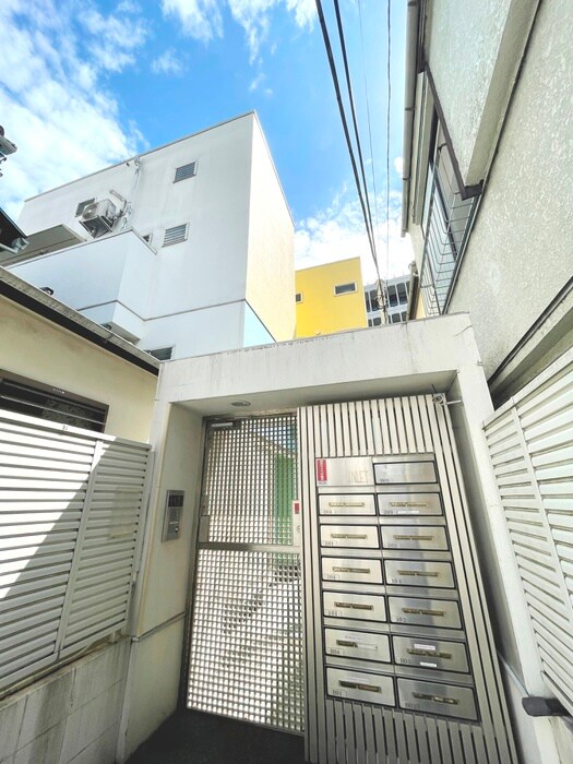 物件外観写真3　(エントランス部分)