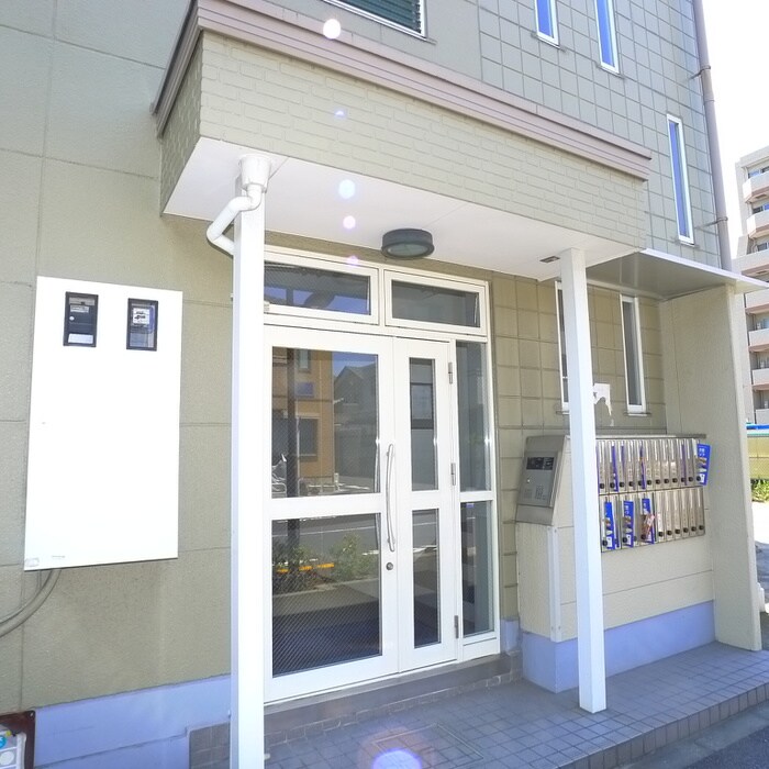 物件外観写真3　(エントランス部分)