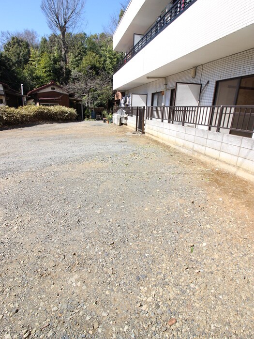 物件外観写真4　(駐車場)