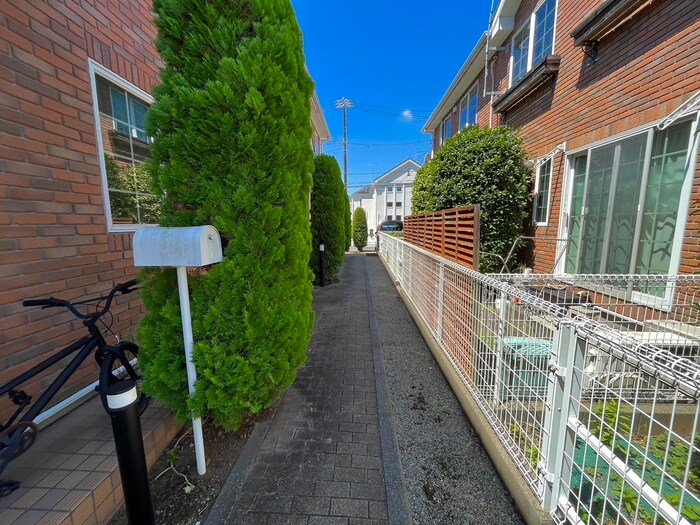 物件外観写真2　(エントランス部分)