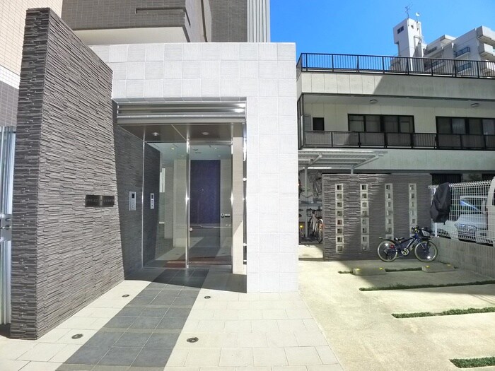 物件外観写真2　(エントランス部分)
