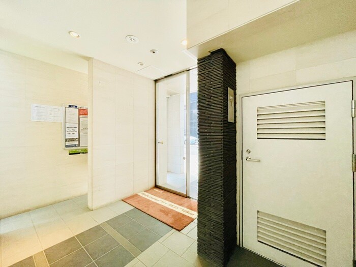 物件外観写真3　(エントランス部分)