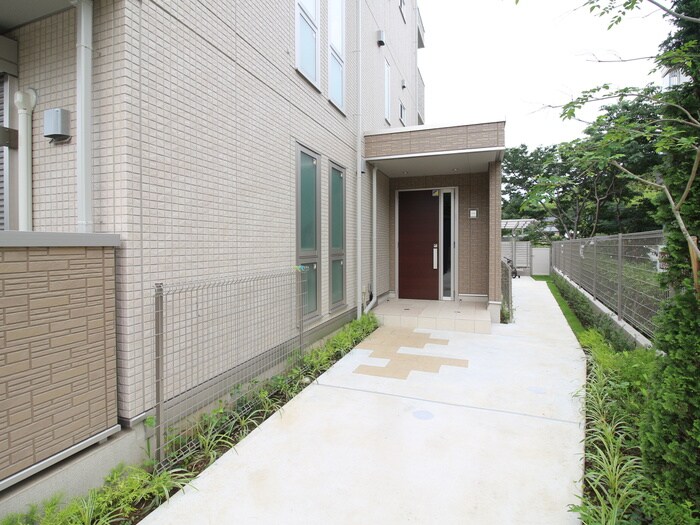 物件外観写真2　(エントランス部分)