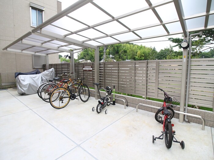 物件外観写真4　(駐輪場)