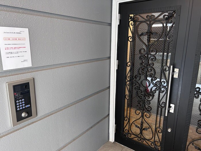 物件外観写真4　(エントランス部分)