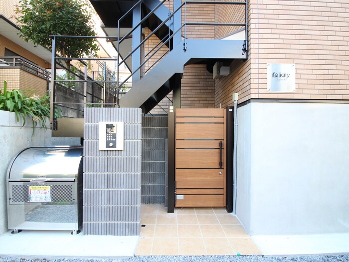 物件外観写真3　(エントランス部分)