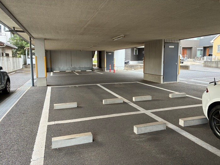 物件外観写真3　(駐車場)