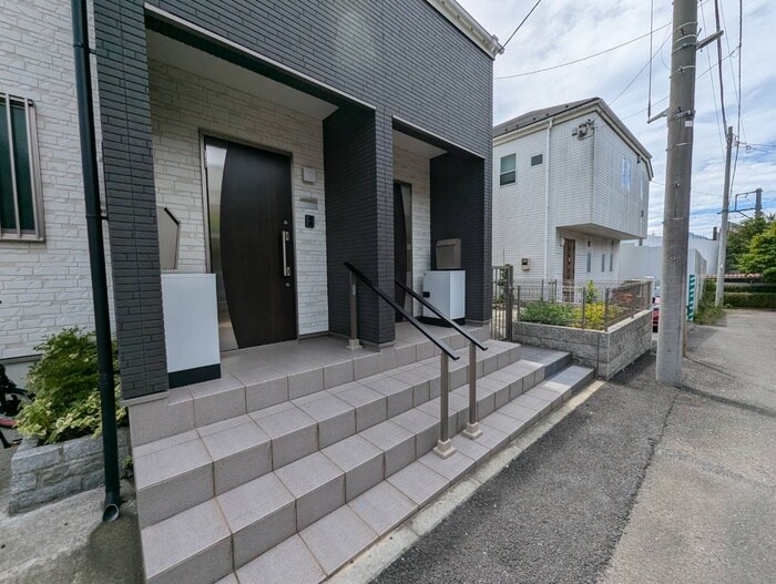 物件外観写真3　(エントランス部分)