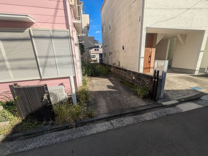 物件外観写真5　(駐車場)