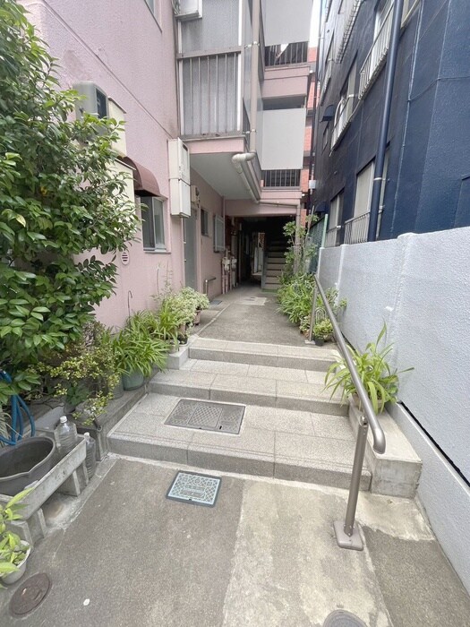 物件外観写真2　(エントランス部分)