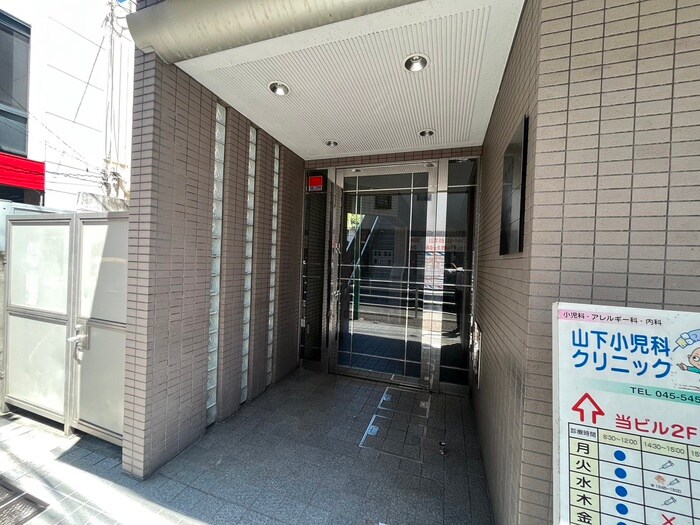 物件外観写真6　(エントランス部分)