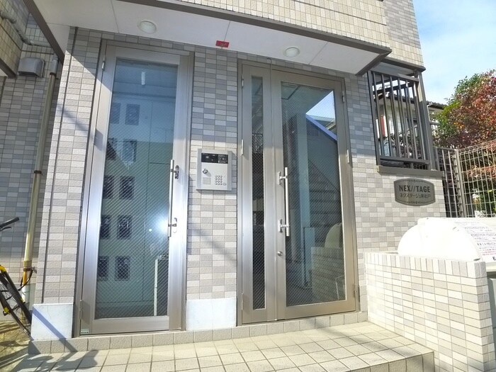 物件外観写真2　(エントランス部分)