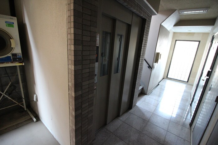 物件外観写真5　(エントランス部分)