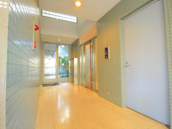 物件外観写真4　(エントランス部分)