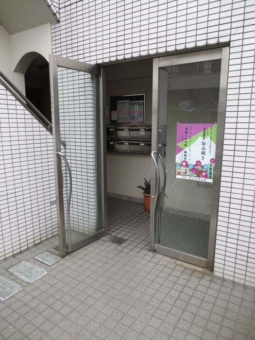 物件外観写真3　(エントランス部分)