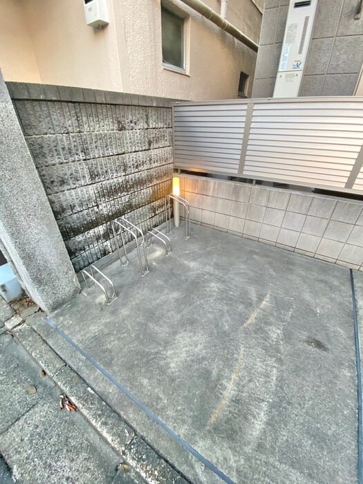 物件外観写真6　(駐輪場)