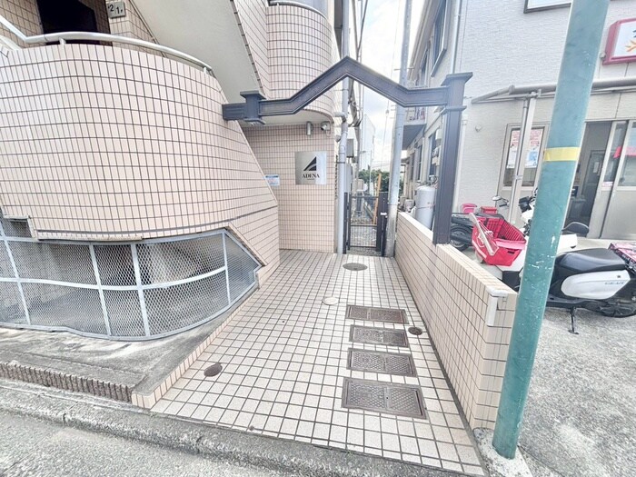 物件外観写真3　(エントランス部分)