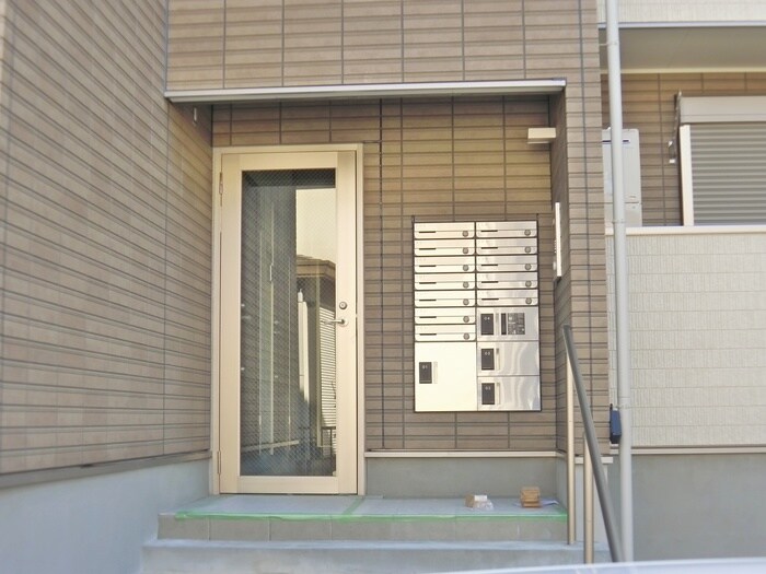 物件外観写真6　(エントランス部分)