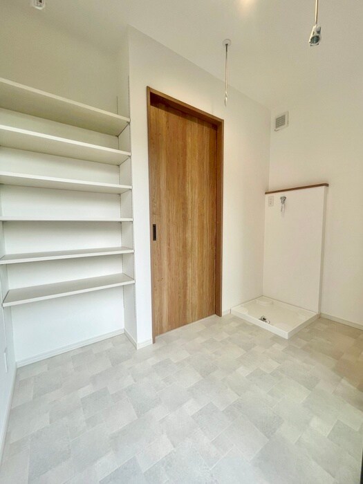 物件内観写真16　(洗濯機置場)