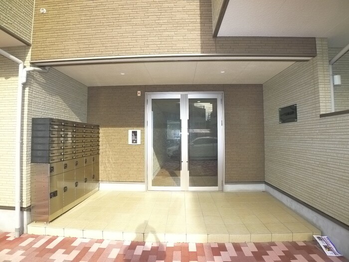 物件外観写真3　(エントランス部分)