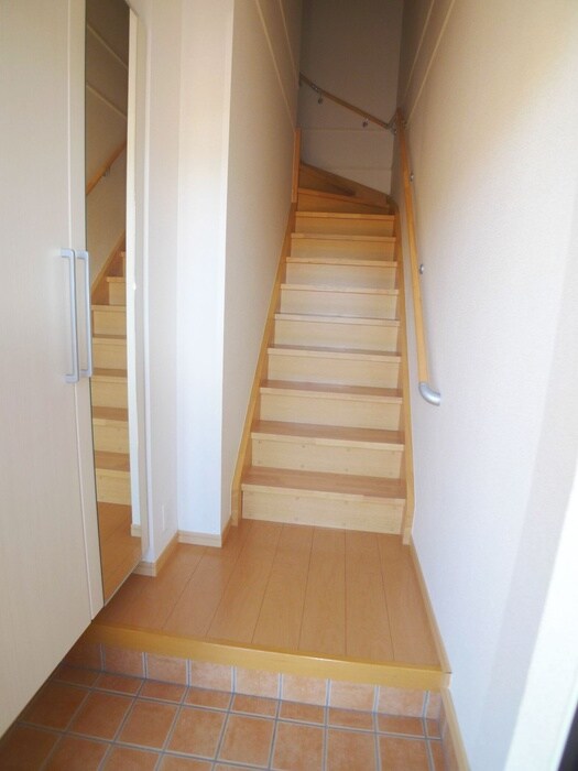 物件内観写真4　(玄関)