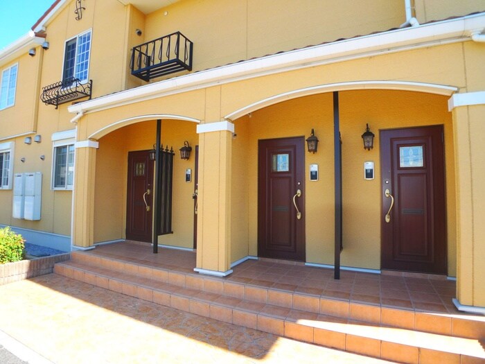 物件外観写真3　(エントランス部分)