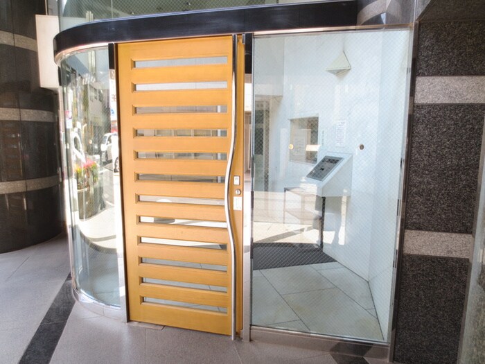 物件外観写真2　(エントランス部分)