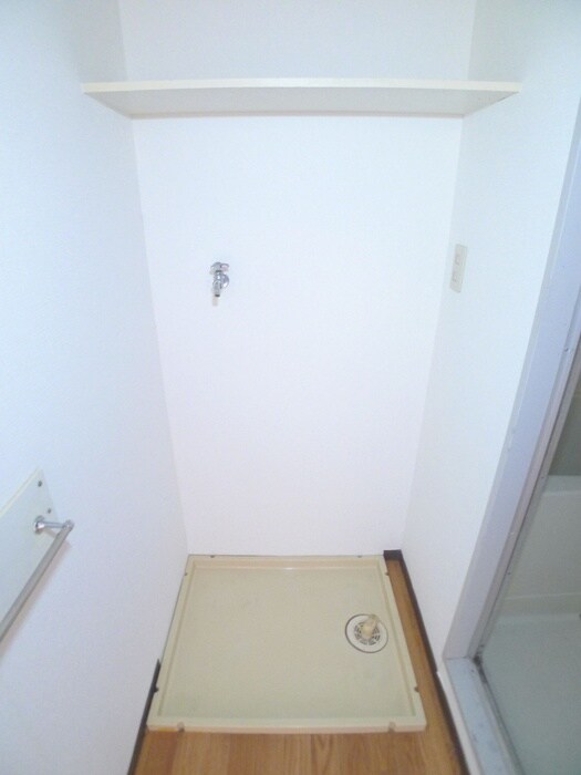 物件内観写真14　(洗濯機置場)