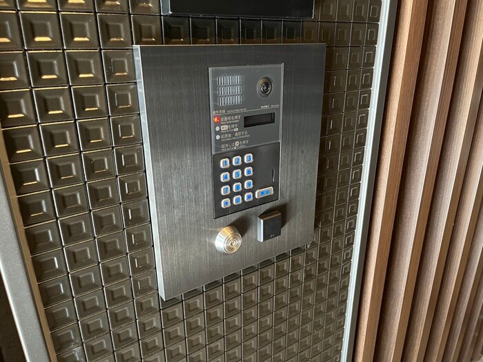 物件外観写真6　(エントランス部分)