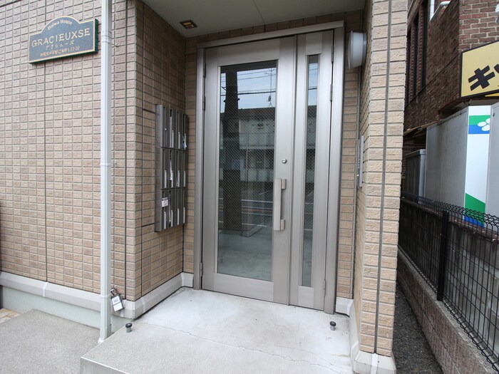 物件外観写真4　(エントランス部分)