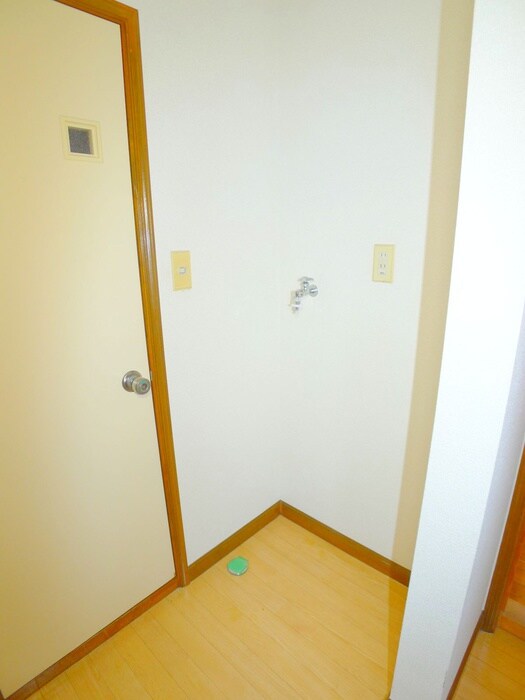 物件内観写真18　(洗濯機置場)