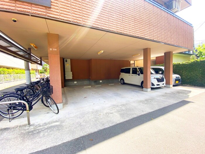 物件外観写真4　(駐車場)