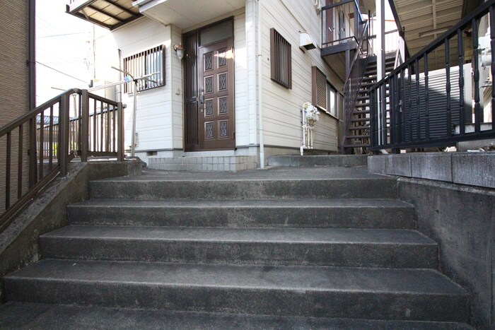 物件外観写真2　(エントランス部分)