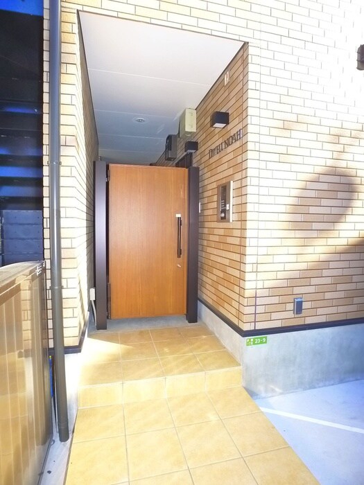 物件外観写真4　(エントランス部分)