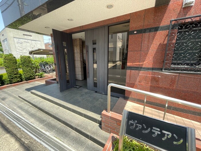 物件外観写真4　(エントランス部分)