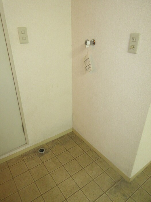 物件内観写真16　(洗濯機置場)