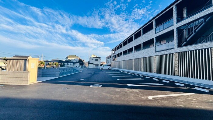 物件外観写真3　(駐車場)