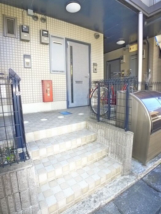 物件外観写真2　(エントランス部分)