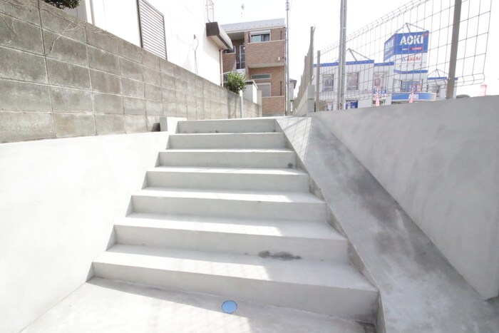 物件外観写真2　(エントランス部分)