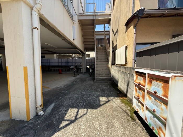 物件外観写真3　(エントランス部分)