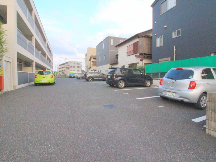 物件外観写真4　(駐車場)