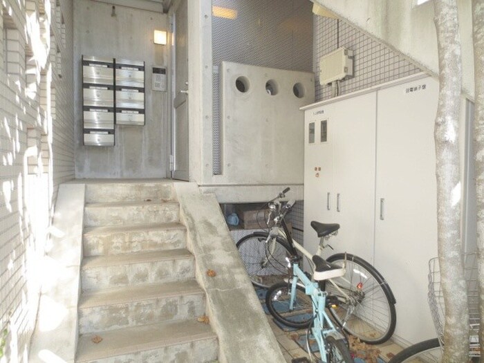 物件外観写真3　(エントランス部分)