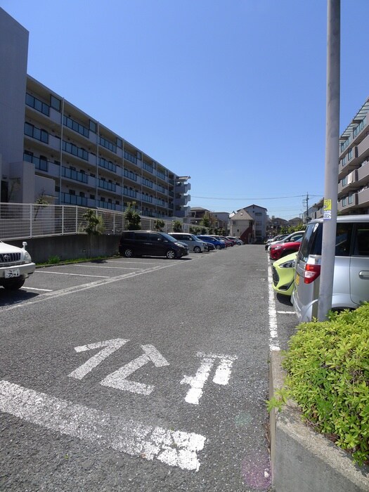 物件外観写真4　(駐車場)